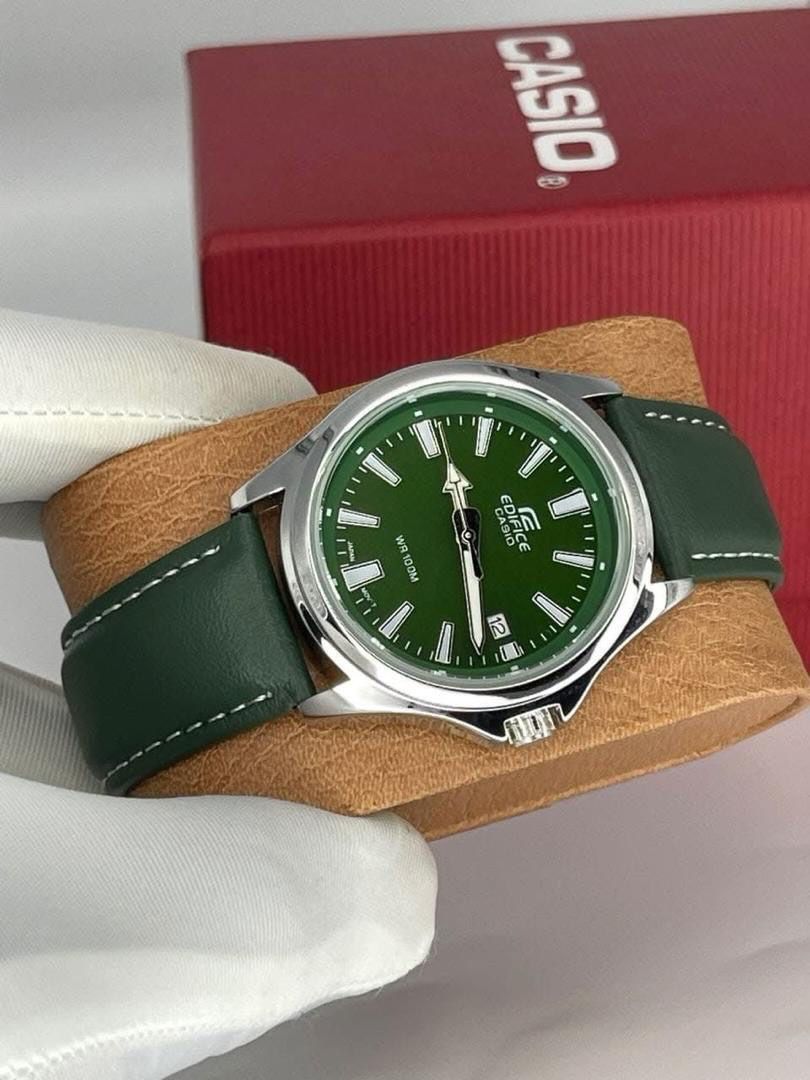 Montre de sport chic Casio Edifice dotée d'un cadran vert émeraude, boîtier en acier inoxydable et bracelet en cuir vert assorti