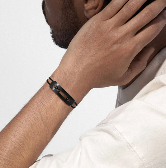 Bracelet cordon noir avec plaque en titanium minimaliste