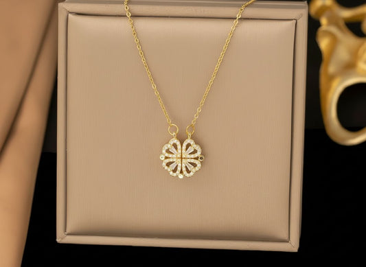 Collier trèfle convertible en 4 cœurs plaqué or avec cristaux - Aura Rich Store Abidjan