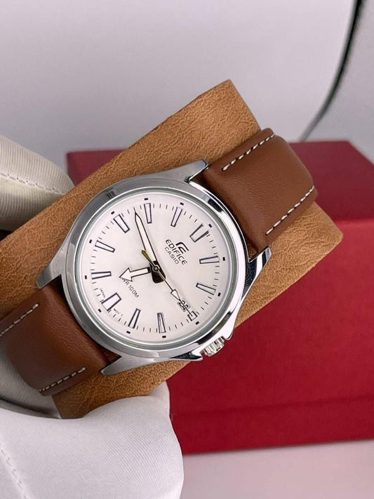Montre classique Casio Edifice pour homme dotée d'un cadran blanc épuré, d'index argentés et d'un bracelet en cuir marron.