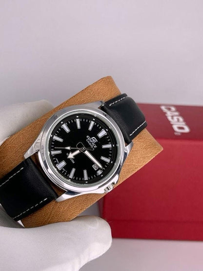 Montre de style business Casio Edifice avec un cadran noir profond, aiguilles lumineuses et un bracelet élégant en cuir noir