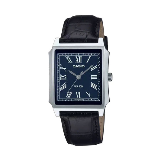 Montre classique Casio rectangulaire avec un cadran bleu nuit, des chiffres romains argentés et un bracelet en cuir noir façon crocodile.