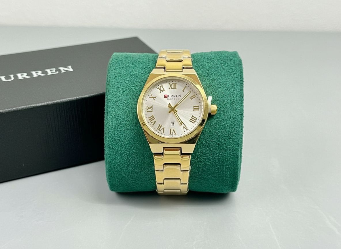 Montre Curren pour femme avec cadran blanc, chiffres romains dorés, bracelet en acier inoxydable bicolore argent et or, présentée avec son écrin blanc