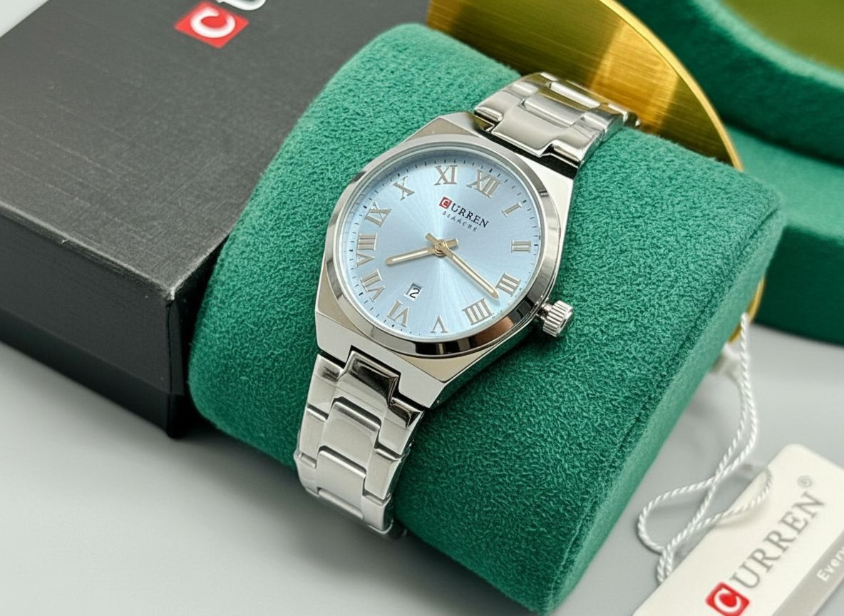 Montre Curren pour femme avec cadran bleu ciel, chiffres romains dorés, bracelet en acier inoxydable bicolore argent et or, présentée avec son écrin blanc