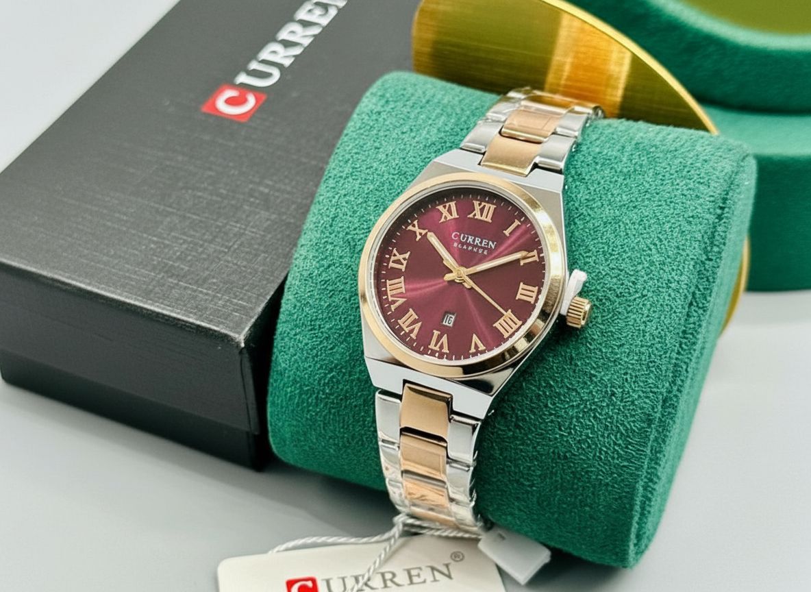 Montre Curren pour femme avec cadran rouge bordeaux, chiffres romains, bracelet en acier inoxydable bicolore argent et or, présentée dans son écrin blanc