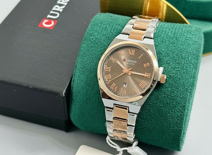 Montre Curren pour femme avec cadran marron, chiffres romains dorés, bracelet en acier inoxydable bicolore argent et or, présentée avec son écrin blanc