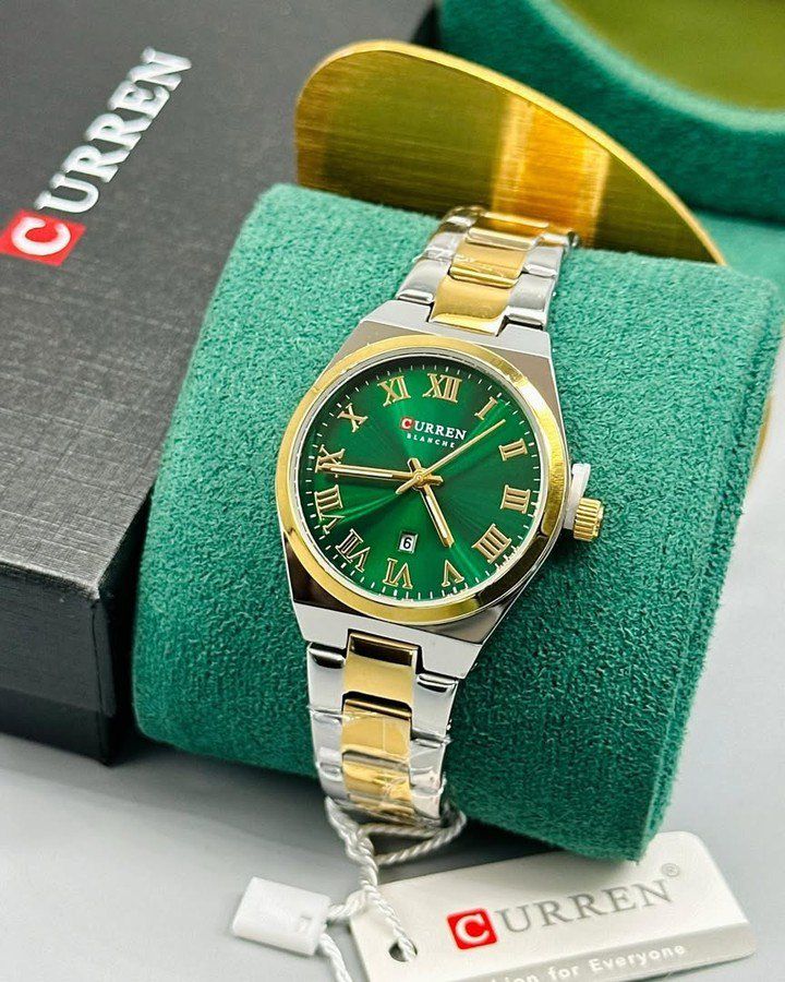 Montre Curren pour femme avec cadran vert, chiffres romains dorés, bracelet en acier inoxydable bicolore argent et or, présentée avec son écrin blanc