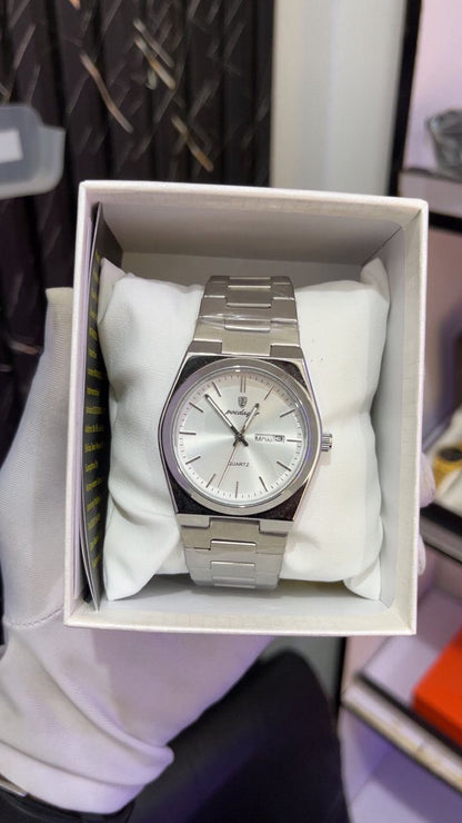 Montre Poedagar pour homme avec cadran blanc argenté présentée dans son écrin de luxe avec un coussin blanc.
