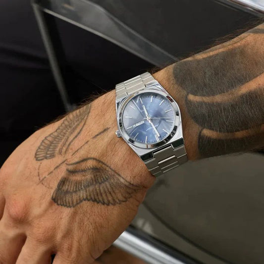 Montre de luxe Poedagar pour homme avec cadran bleu soleillé, affichage date et jour, et bracelet en acier inoxydable argenté.