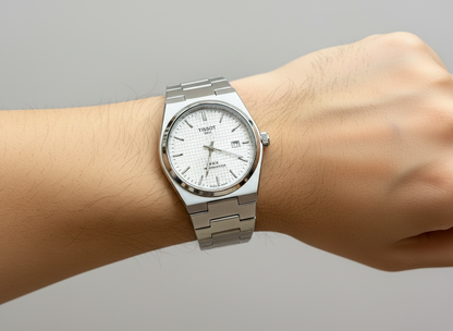 Montre Tissot PRX cadran blanc tenue en main en boutique – Aura Rich Store Abidjan